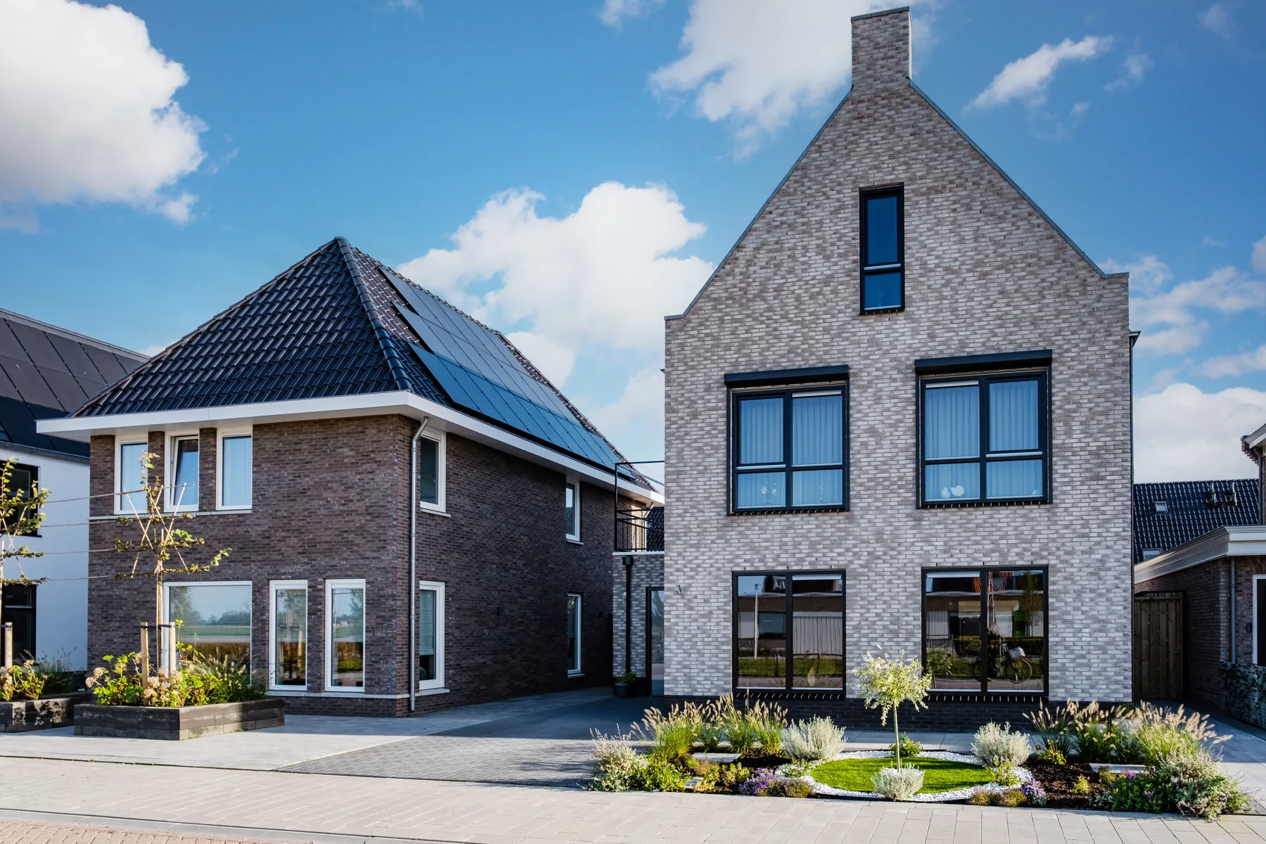 Twee moderne Nederlandse woningen in een rustige straat
